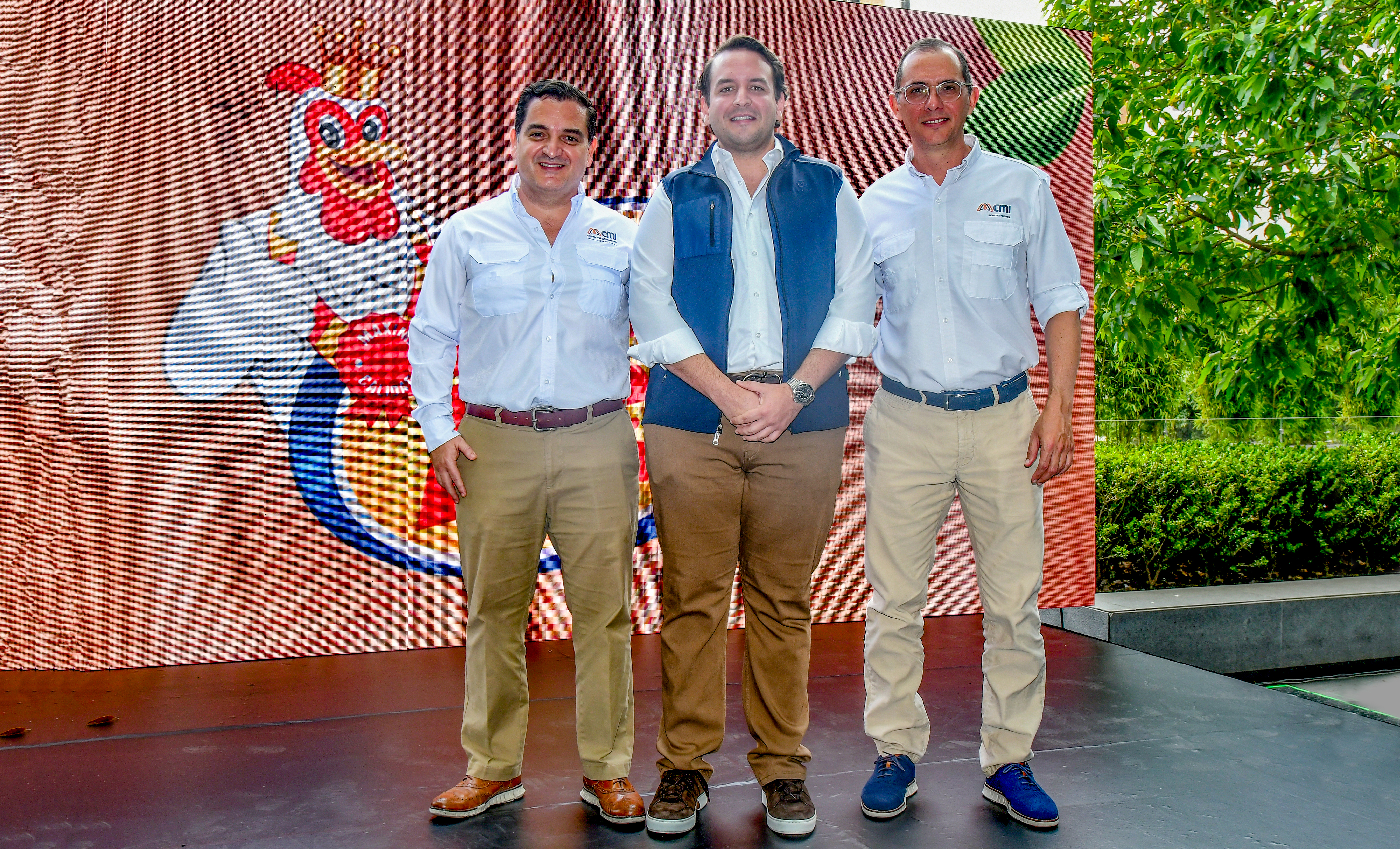 Carlos Ramírez, director de marketing e innovación CMI Alimentos; Juan José Gutiérrez Herrarte, gerente de marketing Pollo Rey Guatemala; y Francisco Castro, el director de marketing Regional Pollo Rey. Foto Prensa Libre: Sergio Muñoz