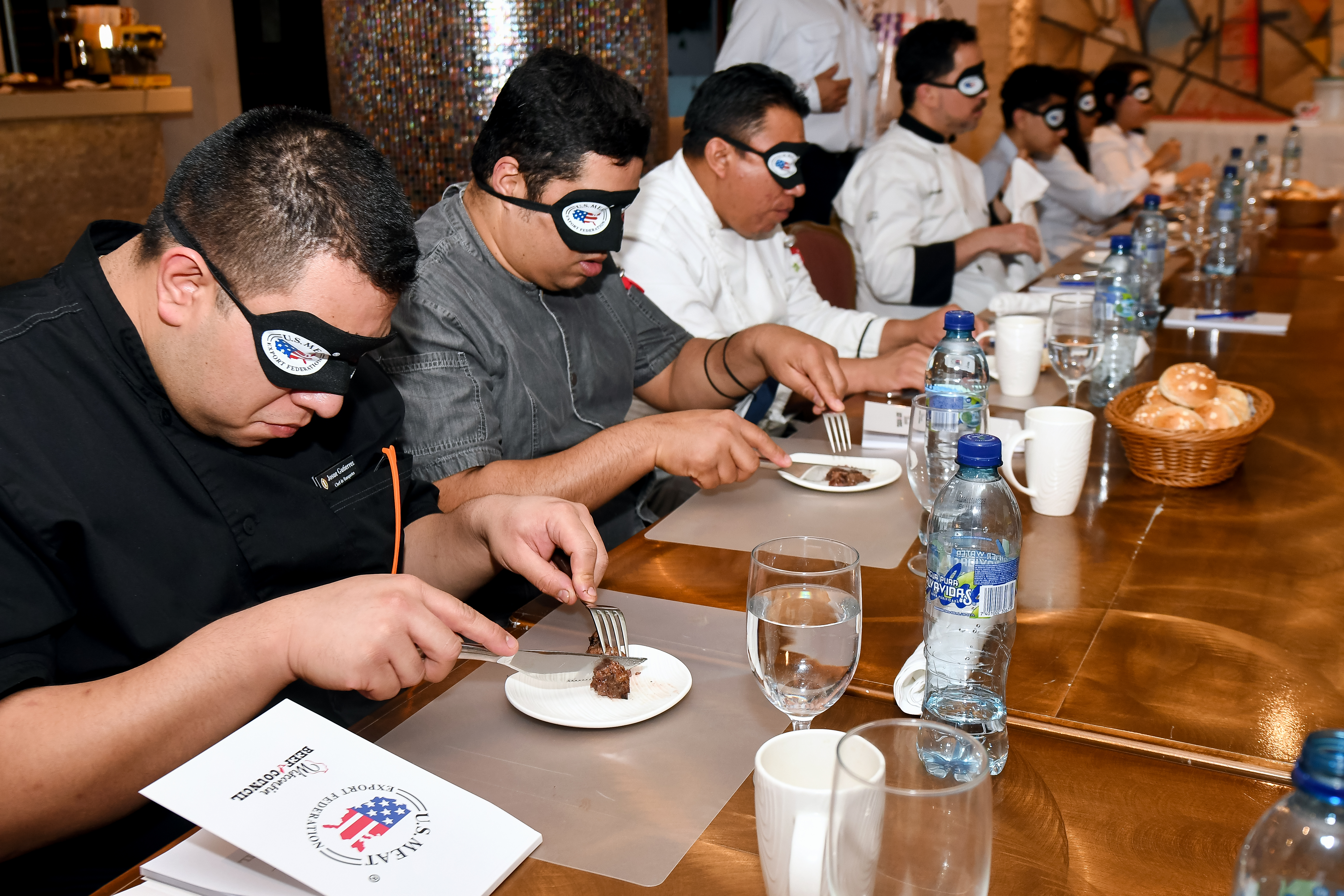 En la experiencia sensorial participaron chefs, influencer y empresarios restauranteros. Foto Prensa Libre: Sergio Muñoz