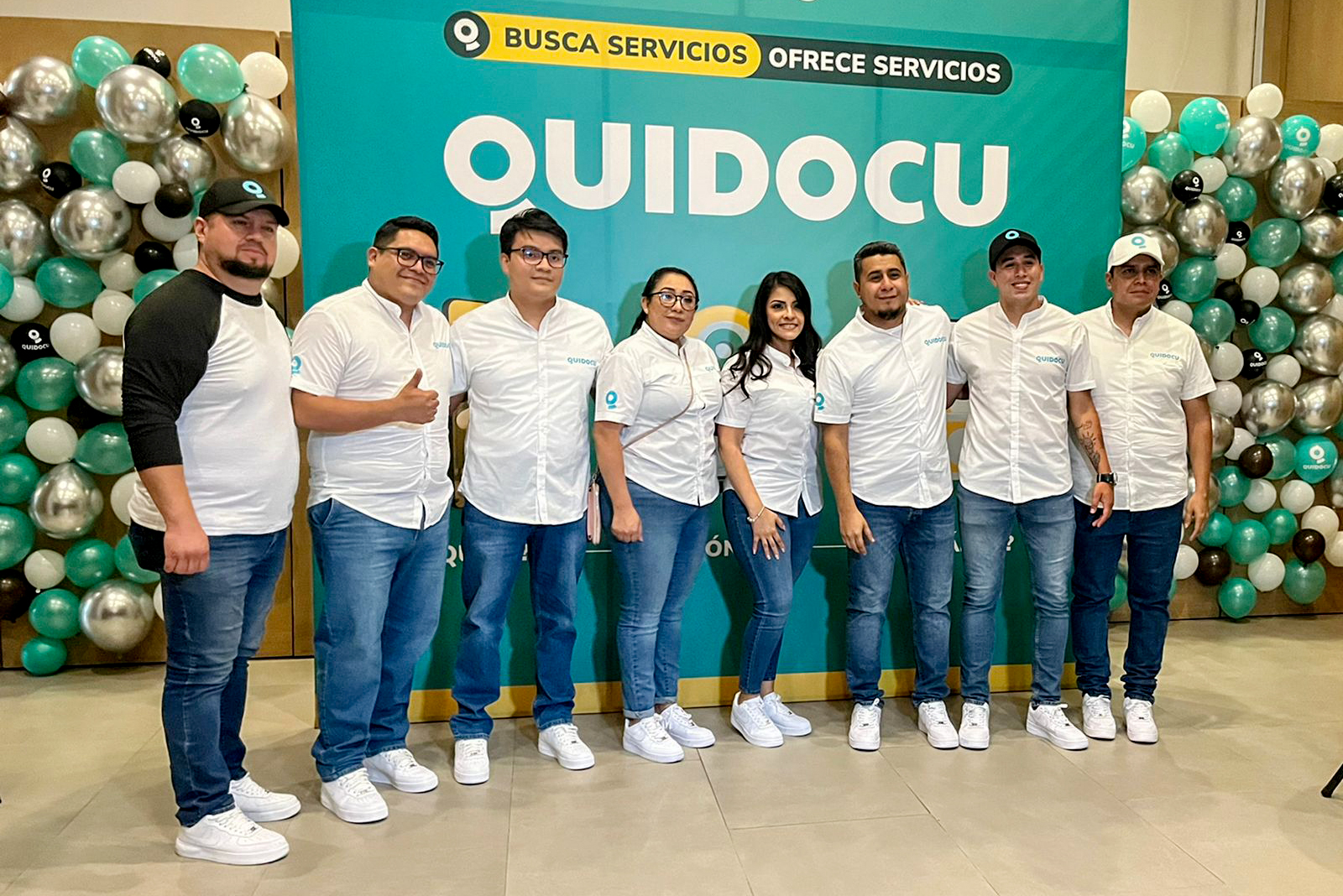 El grupo de jóvenes emprendedores que conforman la nueva plataforma de servicios Quidocu. Foto Prensa Libre: Cortesía