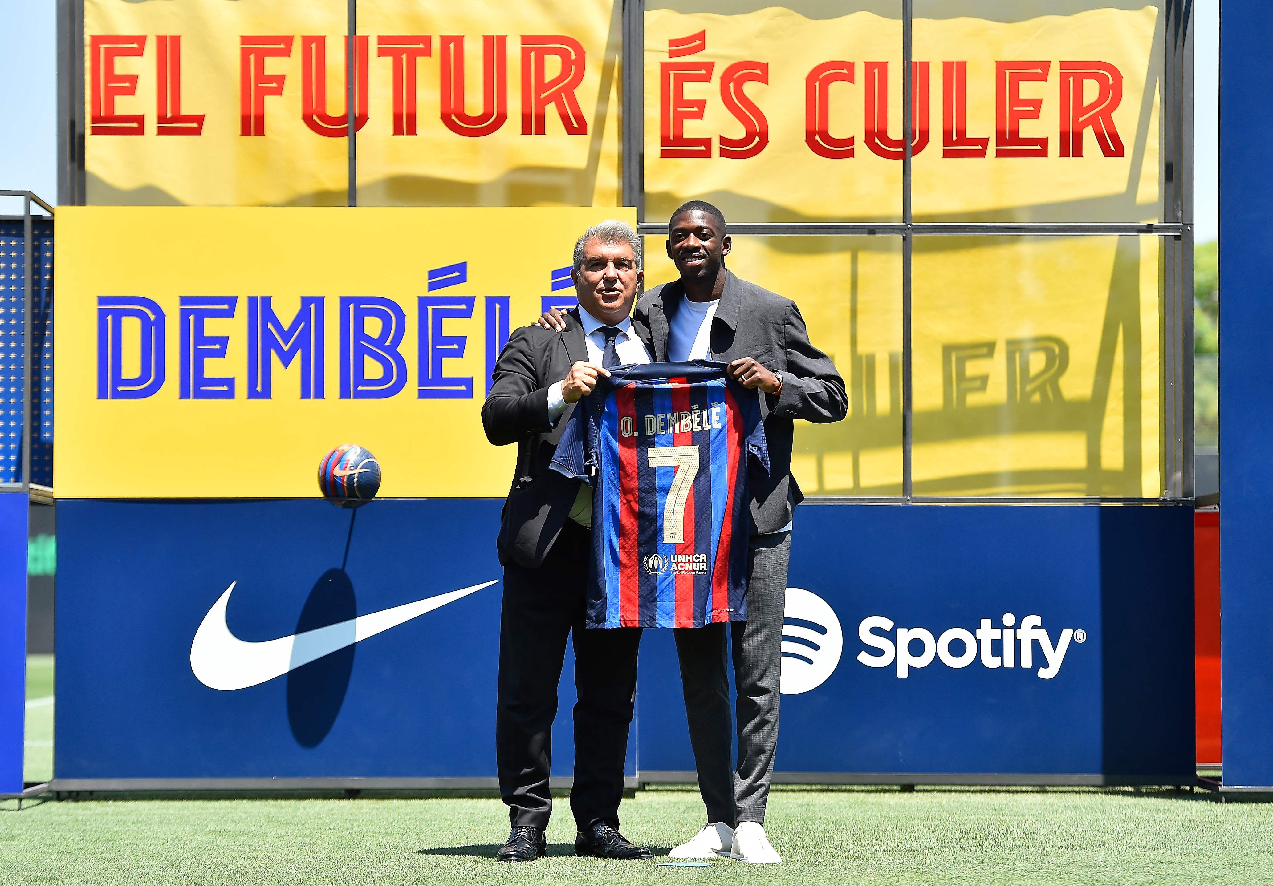 Ousmane Dembélé posa junto a 
 Joan Laporta, presidente del Barcelona, en la presentación oficial, tras renovar su contrato. (Foto Prensa Libre: AFP).