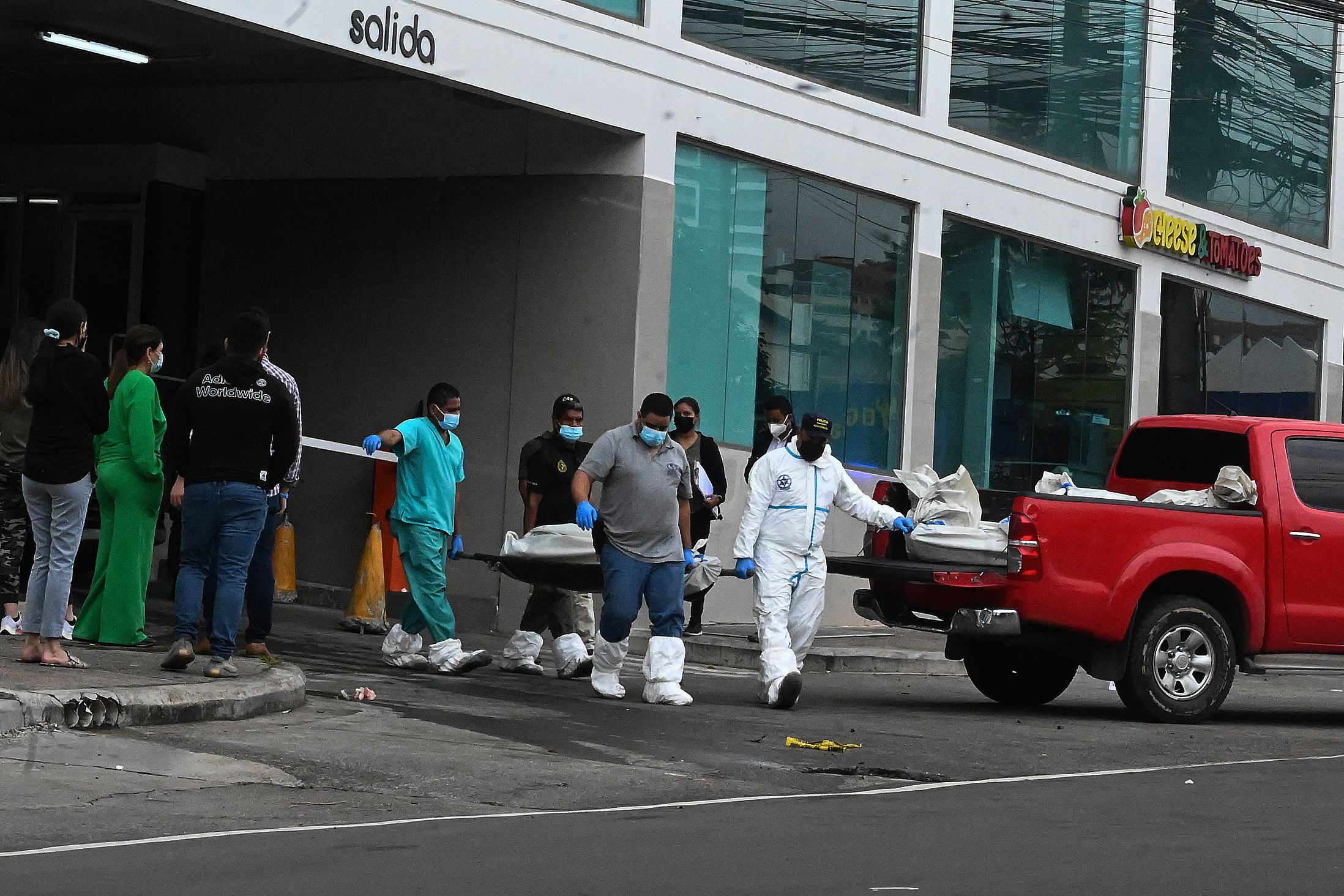 Integrantes del grupo de Investigación Criminal y la Policía Nacional retiran los cuerpos de los 4 hombres ultimados al salir de una discoteca en Tegucigalpa, Honduras, entre ellos el hijo del expresidente de ese país, Porfirio Lobo. (Foto Prensa Libre: AFP)