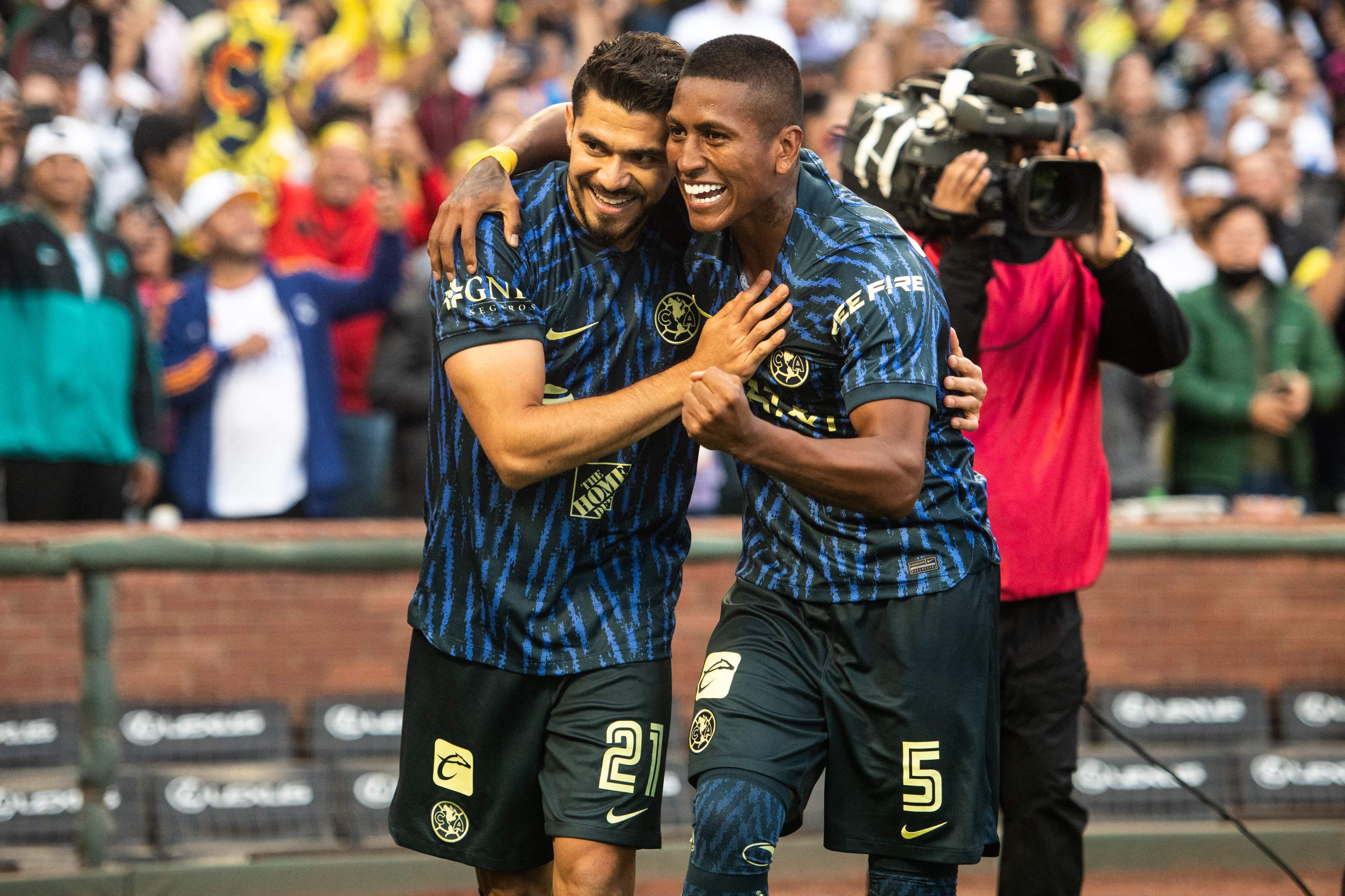Club America's Mexican forward Henry Martin (L) and Club America's Peruvian midfielder Pedro Aquino Sanchez (R) celebrate after scoring a goal in the first half of the international friendly football match between Real Madrid and Club America at Oracle Park stadium in San Francisco, California, July 26, 2022. (Photo by CHRIS TUITE / AFP)