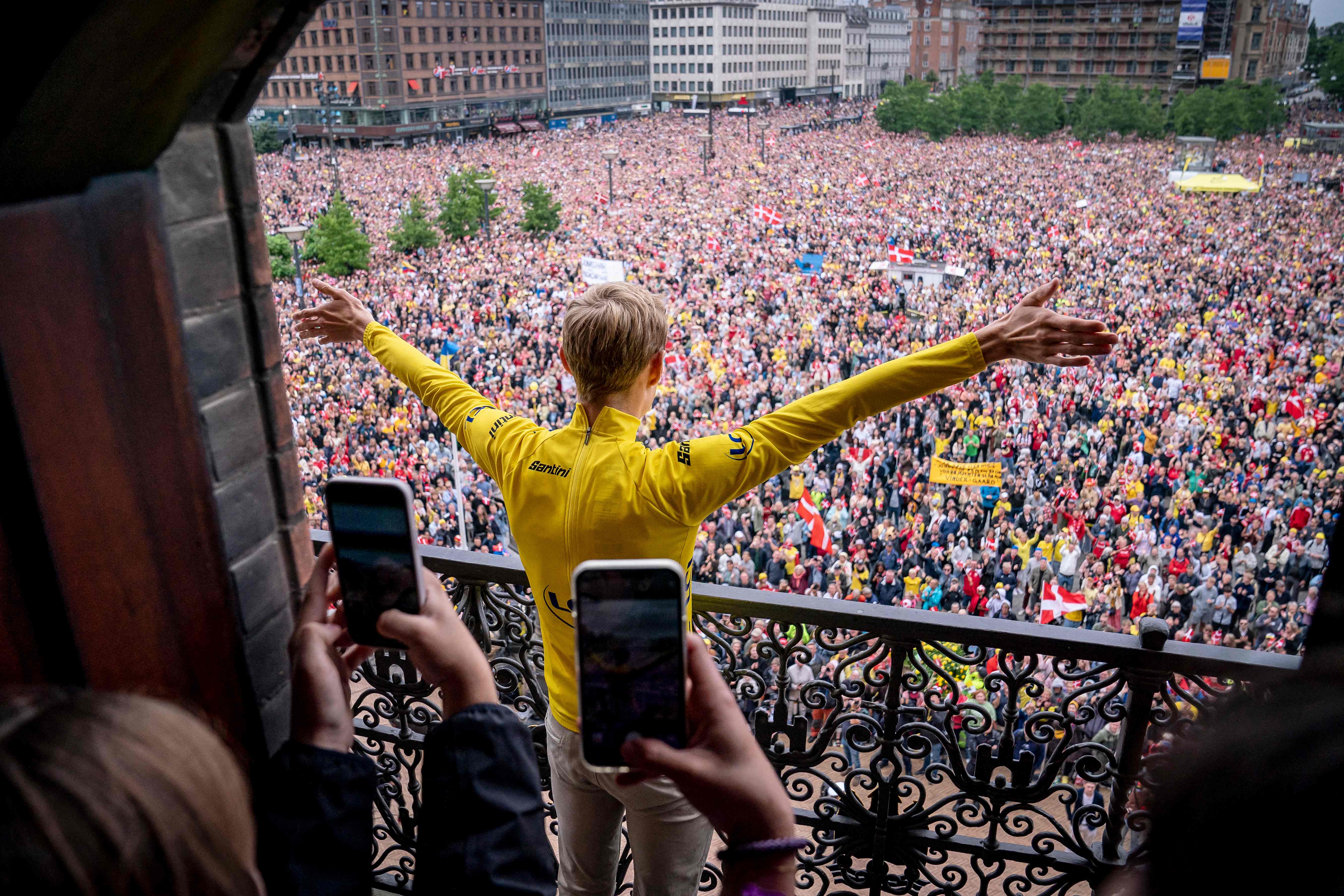 Miles de personas recibieron y aplaudieron a Jonas Vingegaard, actual campeón del Tour de Francia. (Foto Prensa Libre: AFP).
