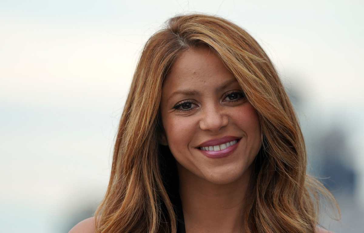 Shakira asiste sola a funeral del suegro de Kluivert