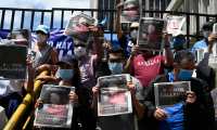 Periodistas guatemaltecos protestan contra la detención de José Rubén Zamora, presidente del diario El Periódico, frente al Palacio de Justicia de Ciudad de Guatemala, el 30 de julio de 2022. (Foto Prensa Libre: Johan Ordóñez / AFP)