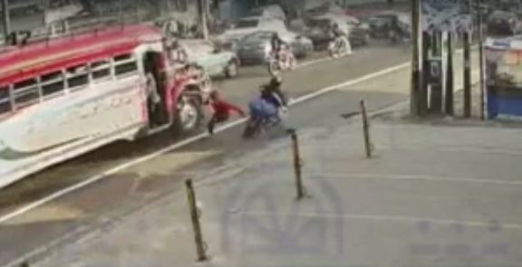 Video: Cámara graba el fuerte accidente entre un motorista y un pasajero que descendía de un bus extraurbano