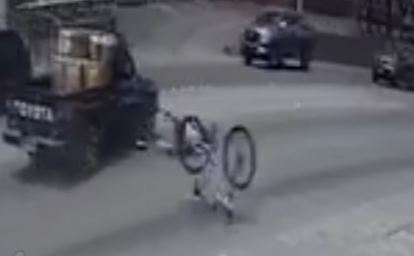 Accidente entre un automovilista y un ciclista en las calles de Xela