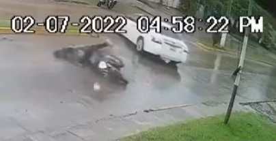 Video: Graban momento en que motorista derrapa sobre pavimento mojado e impacta contra un auto