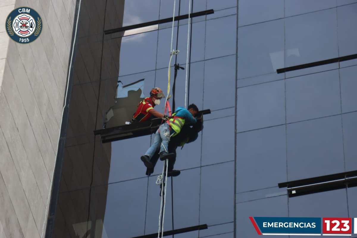 Imágenes: Rescatan a trabajador que sufrió un accidente en el nivel 15 de un edificio
