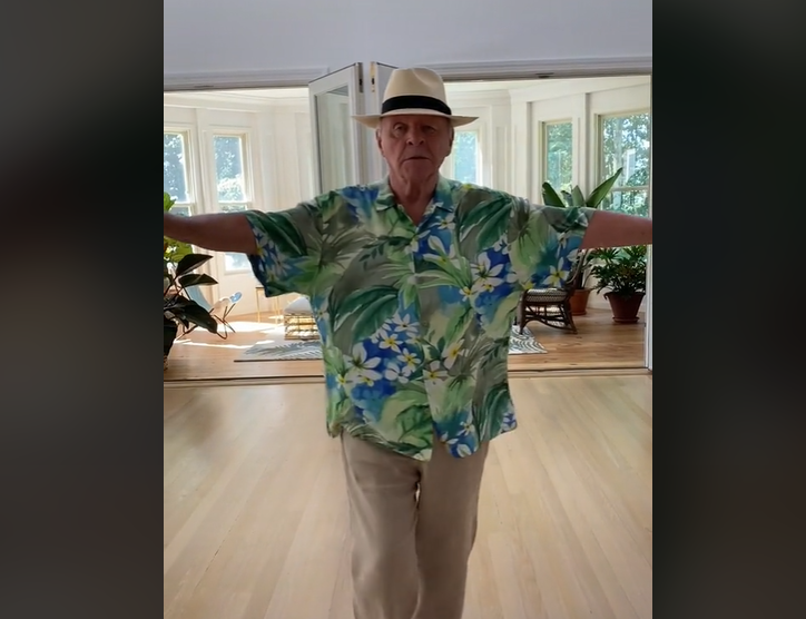 Anthony Hopkins al momento de bailar y compartir video en redes sociales. (Foto Prensa Libre: Tomada de anthonyhopkins)