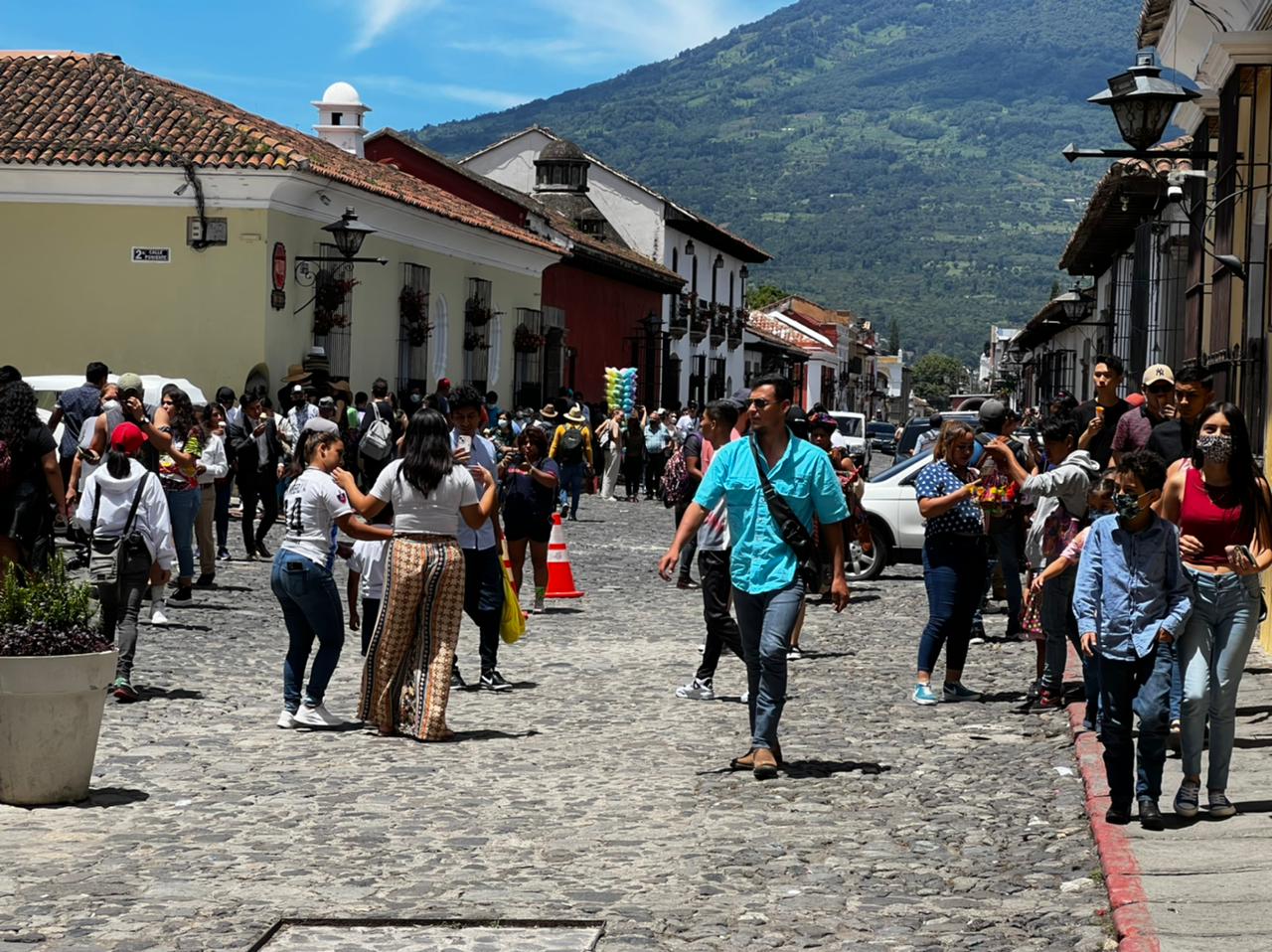 Bastante afluencia de visitantes llegaron a la Antigua Guatemala, en su mayoría no portaban la mascarilla. (Foto: Prensa Libre Fernando Cabrera)