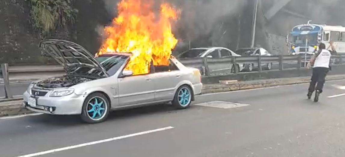 Auto incendiado en la zona 18