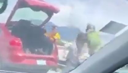 Video: El momento en que un conductor avienta a un motorista de un puente luego de una discusión en México