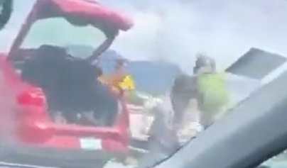 Video: El momento en que un conductor avienta a un motorista de un puente luego de una discusión en México