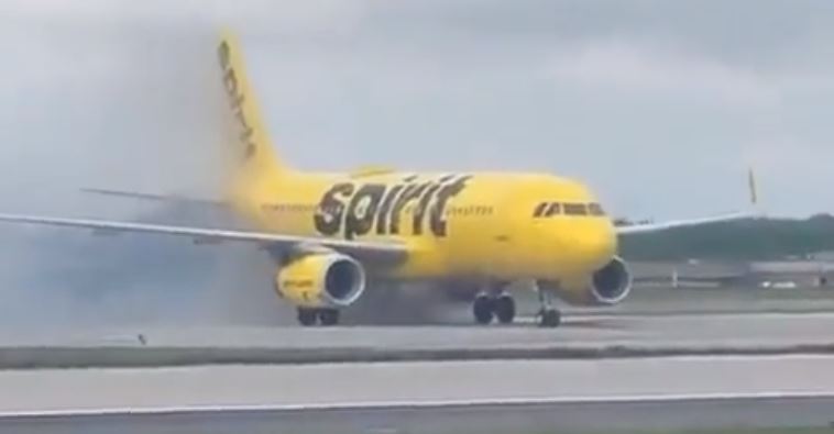 Avión Spirit se incendia en el Aeropuerto de Atlanta