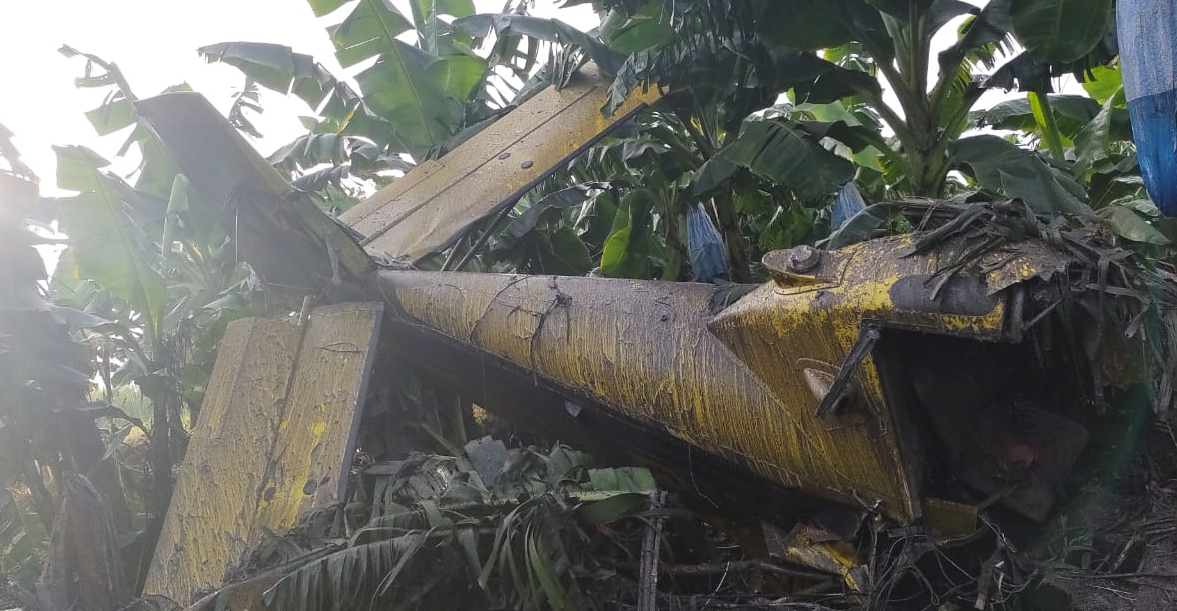 Fotografía de la parte de u avión que se desplomó en una finca en Tiquisate, Escuintla
