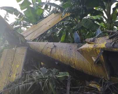 Fotografía de la parte de u avión que se desplomó en una finca en Tiquisate, Escuintla