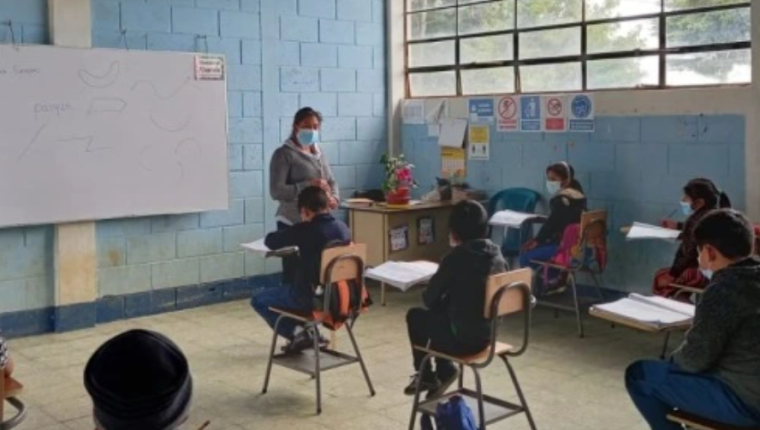 Estudiantes asisten con mascarilla a las escuelas por el covid-19. (Foto Prensa Libre: Hemeroteca PL)