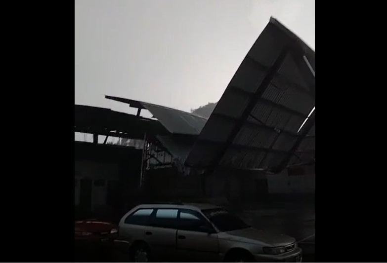 Video: Así fue captado el momento en que colapsó el techo de una cancha polideportiva