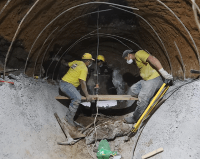 Hundimiento en Villa Nueva: Imágenes del recorrido a 17 metros de profundidad para conocer el colector provisional que se construye