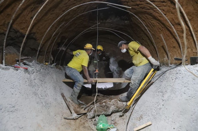 Hundimiento en Villa Nueva: Imágenes del recorrido a 17 metros de profundidad para conocer el colector provisional que se construye