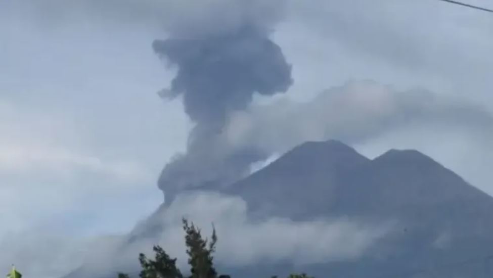 Las cenizas del Volcán de Fuego se dispersan sobre barrancas de Santa Teresa y Las Lajas (Foto: Hemeroteca PL) 