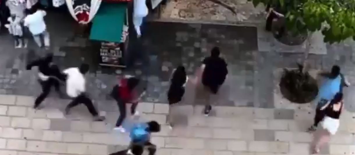 Captura de pantalla de video de turistas que huyen de una balacera