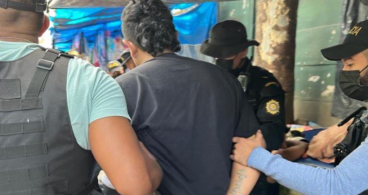 “Para la 18”: El video que muestra a sujetos amenazar y pedir dinero en las cercanías del Hospital Roosevelt (y cómo los detuvo la PNC)
