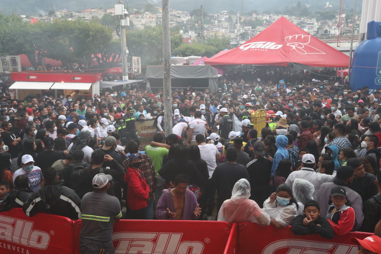 Más de 175 mil personas acudieron a la Feria del Chicharrón de Mixco, según datos de la municipalidad. (Foto Prensa Libre: Roberto López)