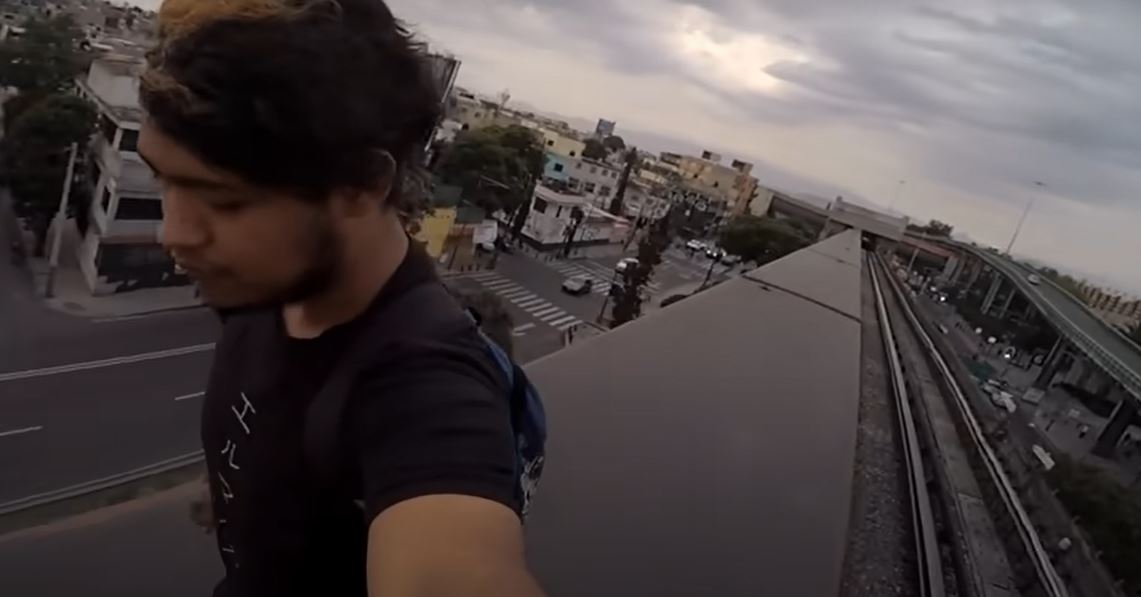 El video que muestra la arriesgada maniobra que hicieron tres jóvenes para subirse encima de un metro en movimiento en México