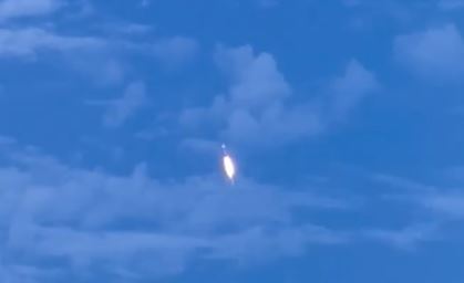 Pasajeros observan el despegue de un cohete desde su avión en Florida