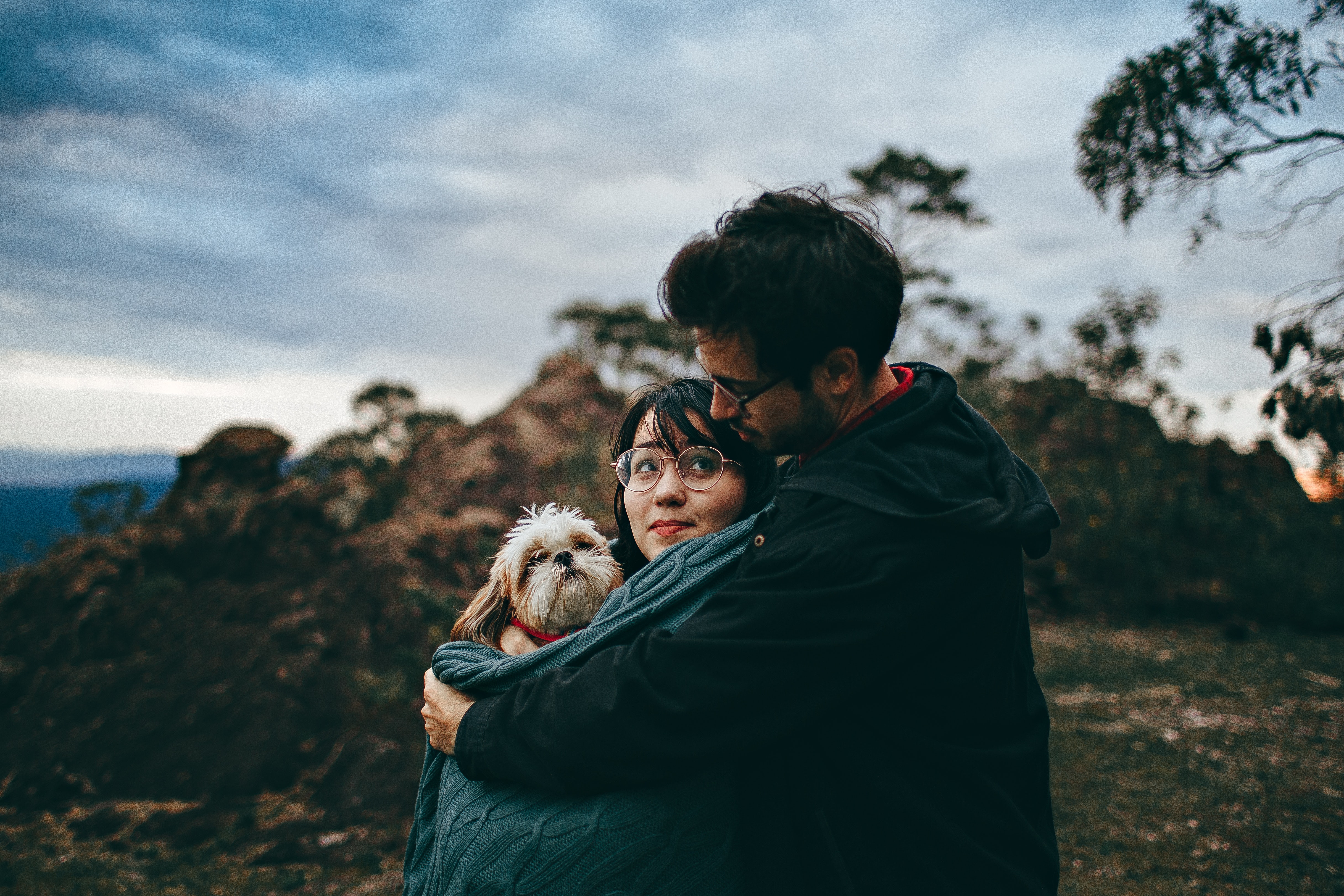En los últimos años, los perros son considerados un miembro más de la familia, incluso como un hijo. (Foto Prensa Libre: Helena Lopes en https://www.pexels.com/es-es/foto/pareja-abrazar-adulto-bronceado-y-blanco-shih-tzu-2055235/).