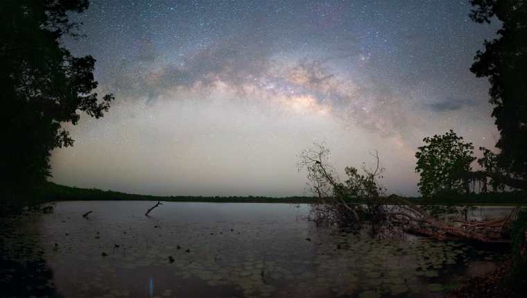 Paraíso Selvático: Vía Láctea sobre Puerto Arturo
(Astrofotografía Prensa Libre: Sergio Montúfar
Con el apoyo de ACOFOP)