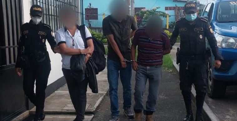 Tres supuestos coyotes detenidos en Retalhuleu cuando llevaban en un microbús a 13 venezolanos. (Foto Prensa Libre: PNC)