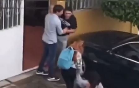 Sale a la luz nuevo video que muestra cómo vecinos defienden a una mujer en San Cristóbal, cuyo caso de agresión se investiga