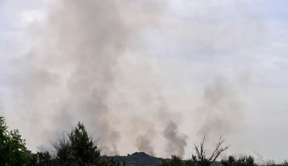 Columnas de humo en Donbás tras el enfrentamiento. (Foto Prensa Libre: AFP) 