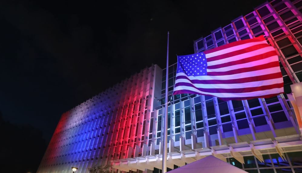 La mueva sede de la embajada de EE. UU. se iluminó con el color de la bandera de ese país. (Foto Prensa Libre: María Reneé Barrientos)