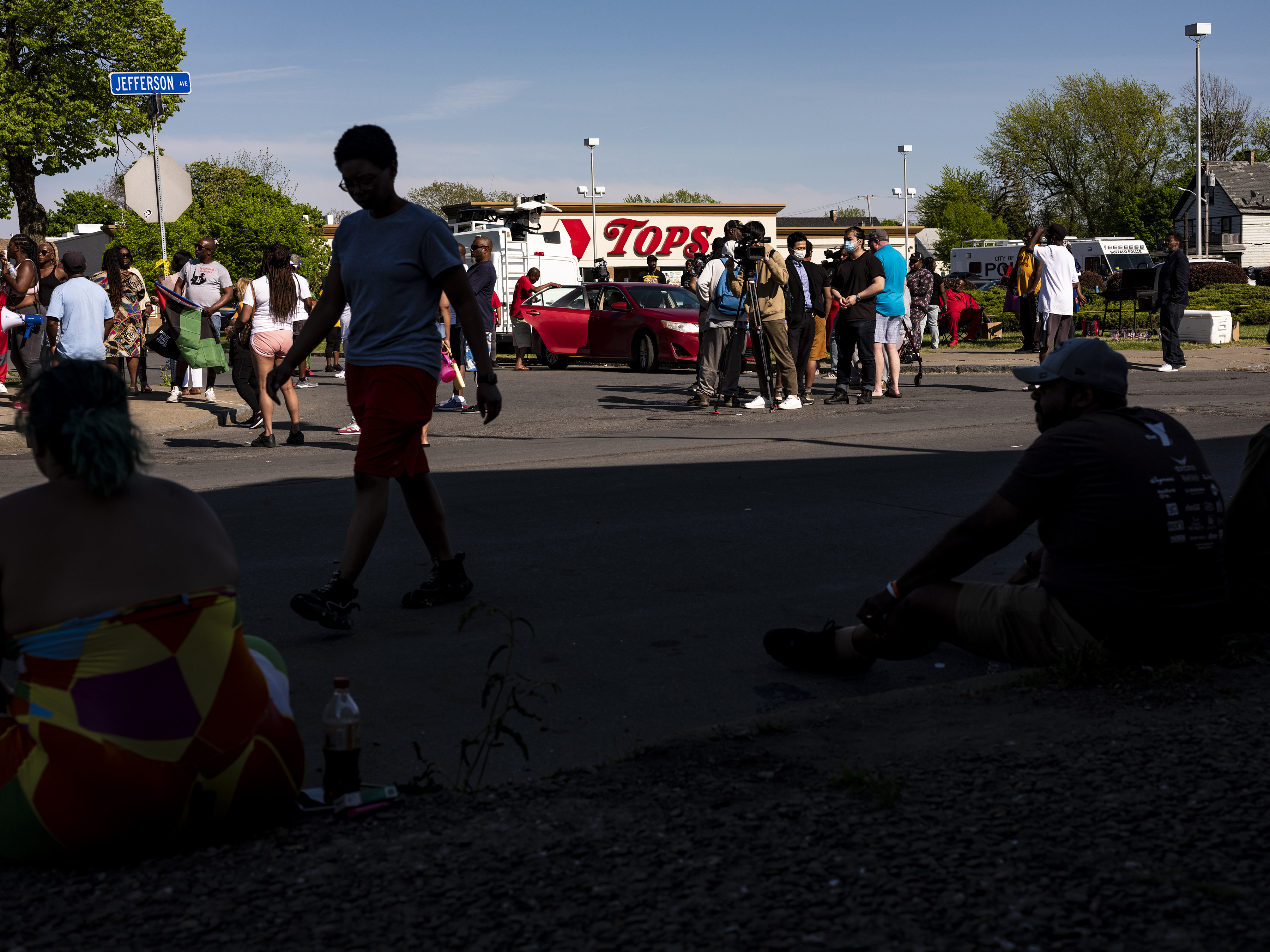 Fuera de Tops Friendly Market, en Búfalo, Nueva York, el domingo 15 de mayo de 2022, un día después de un tiroteo masivo en la tienda. (Foto Prensa Libre: Joshua Rashaad McFadden/The New York Times)