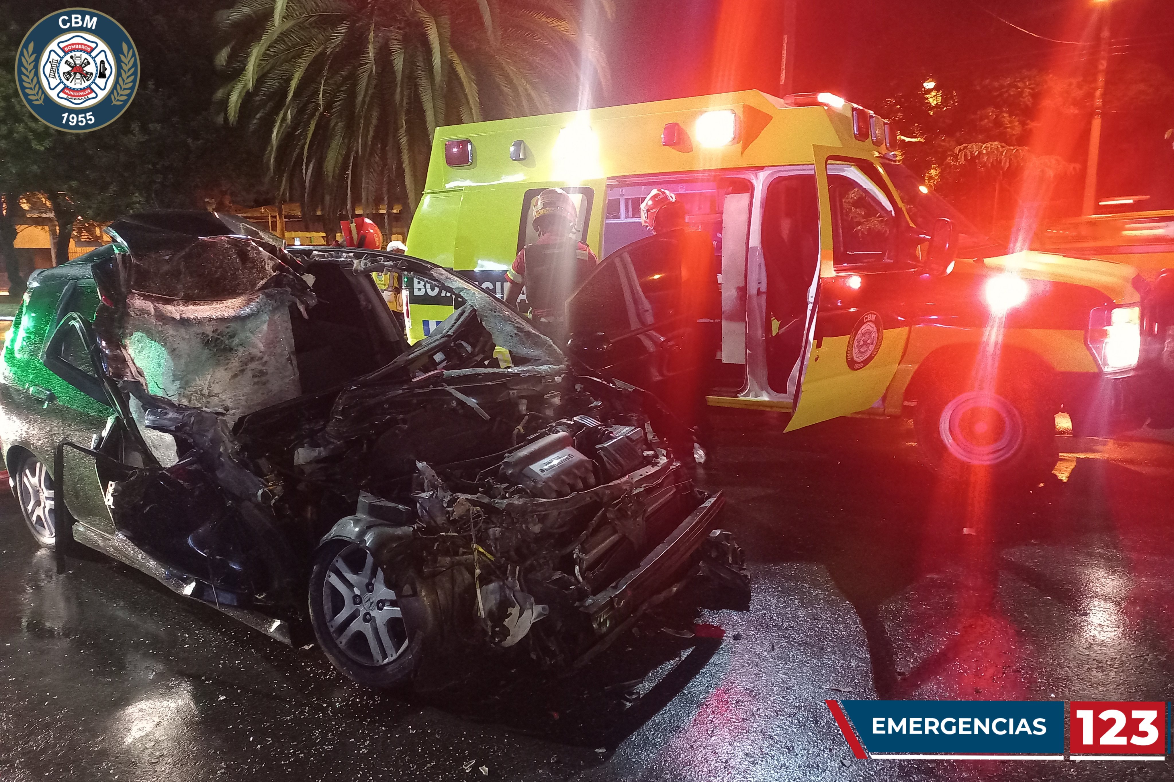 Un hombre fue rescatado con equipo especial hidráulico del interior de su vehículo, luego de colisionar con un camión. (Foto Prensa Libre Bomberos Municipales)