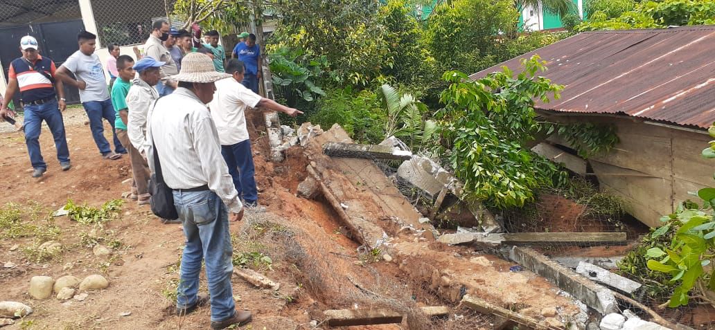 Un deslizamiento provocó la caída de un muro perimetral sobre una vivienda en la aldea Boca Ancha, El Estor, Izabal. (Foto Prensa Libre: Conred)