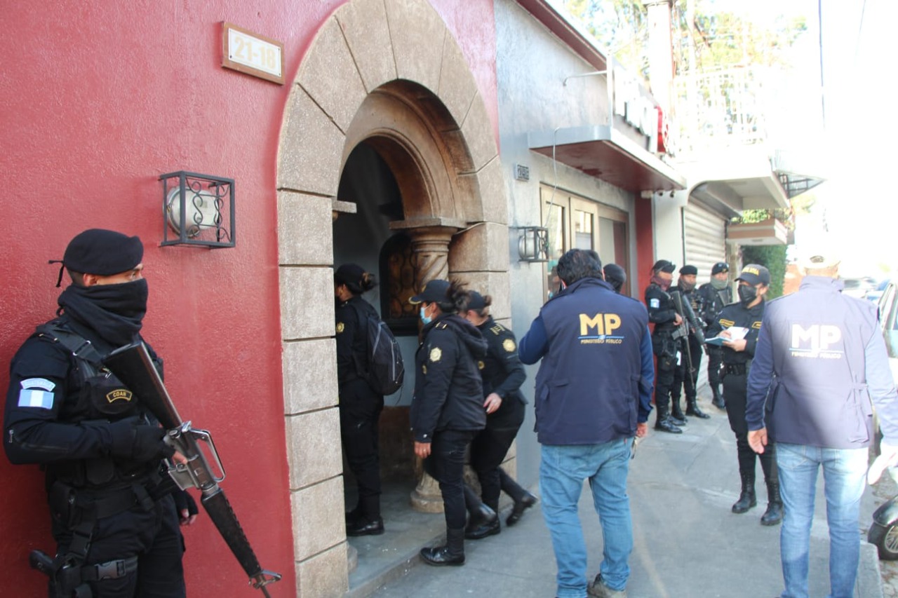Las fuerzas de seguridad allanaron un supuesto hotel y club llamado Pitayas en Xela y la capital del país. Capturaron a 12 personas por trata de personas y otros delitos. Foto PNC