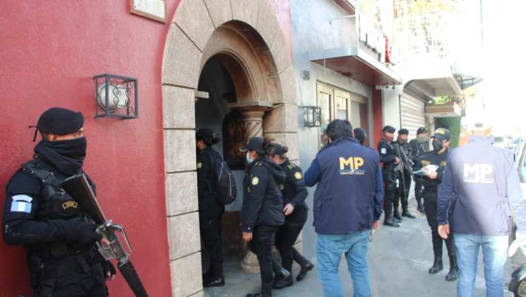 Las fuerzas de seguridad allanaron un supuesto hotel y club llamado Pitayas en Xela y la capital del país. Capturaron a 12 personas por trata de personas y otros delitos. Foto PNC