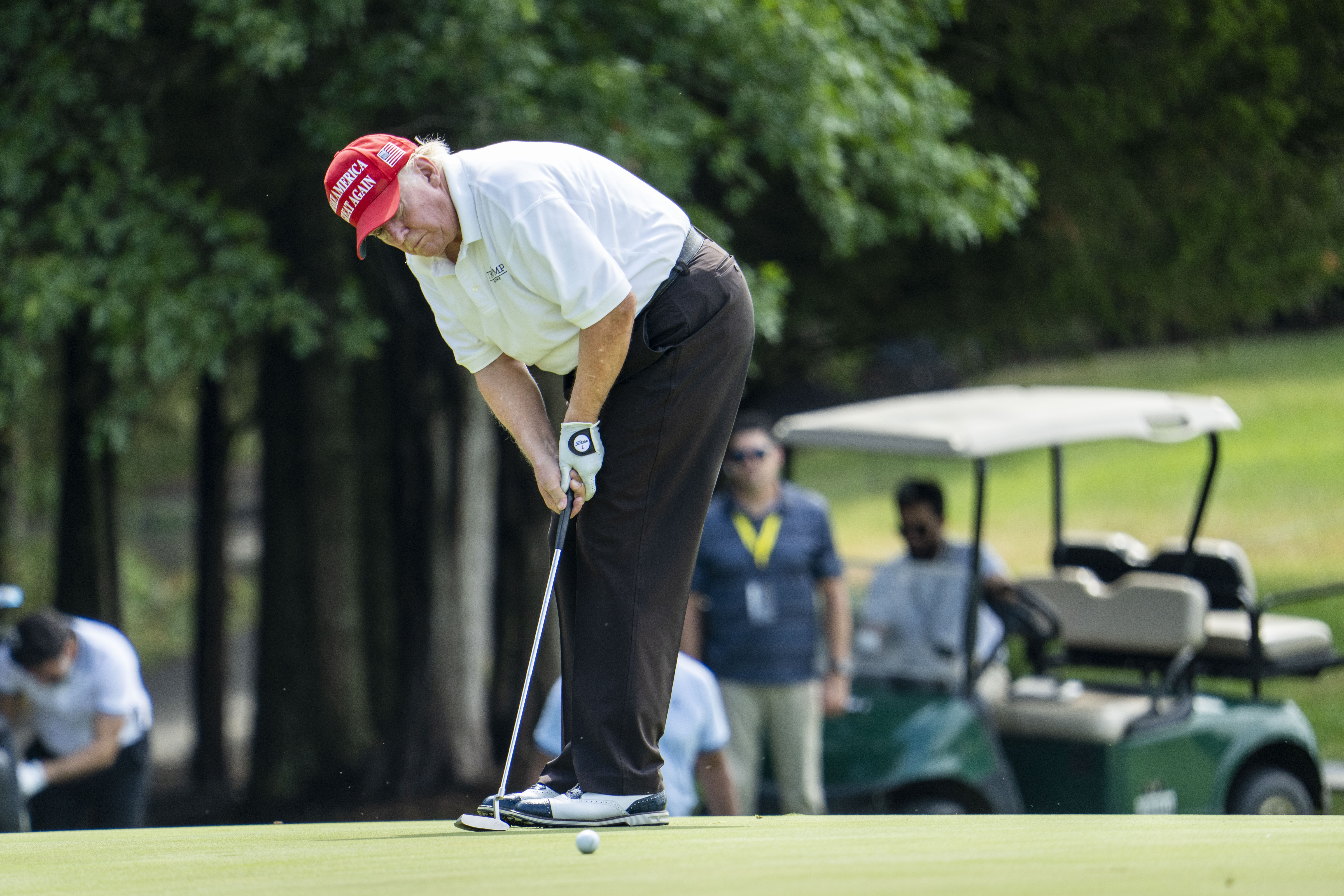 El expresidente Donald Trump juega al golf en el Trump National Golf Club Bedminster en Bedminster, Nueva Jersey, el 28 de julio de 2022. (Foto Prensa Libre: Doug Mills/The New York Times)
