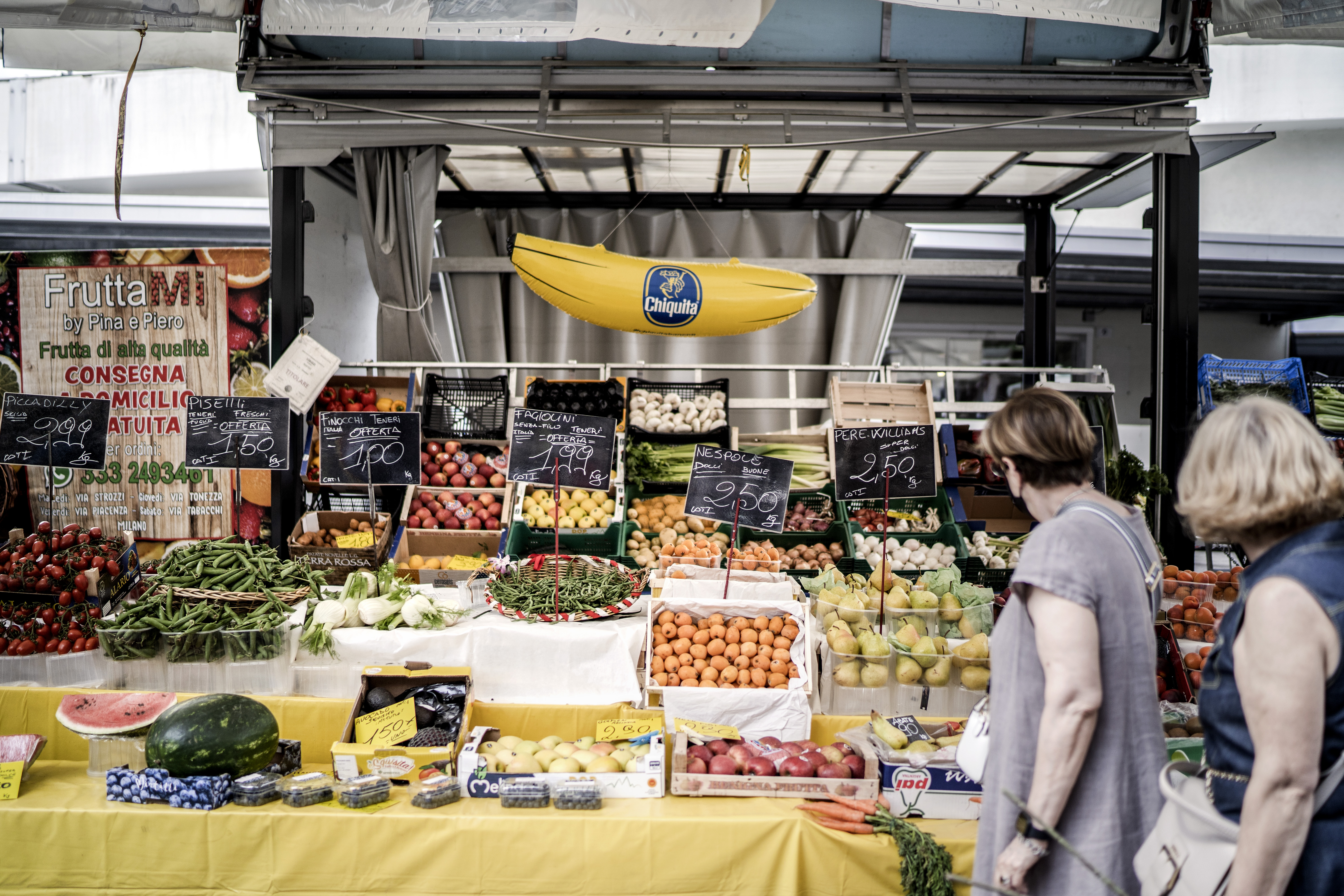 Gente en un mercado de Milán, Italia, el 24 de mayo de 2022 (Foto Prensa Libre: Alessandro Grassani/The New York Times)