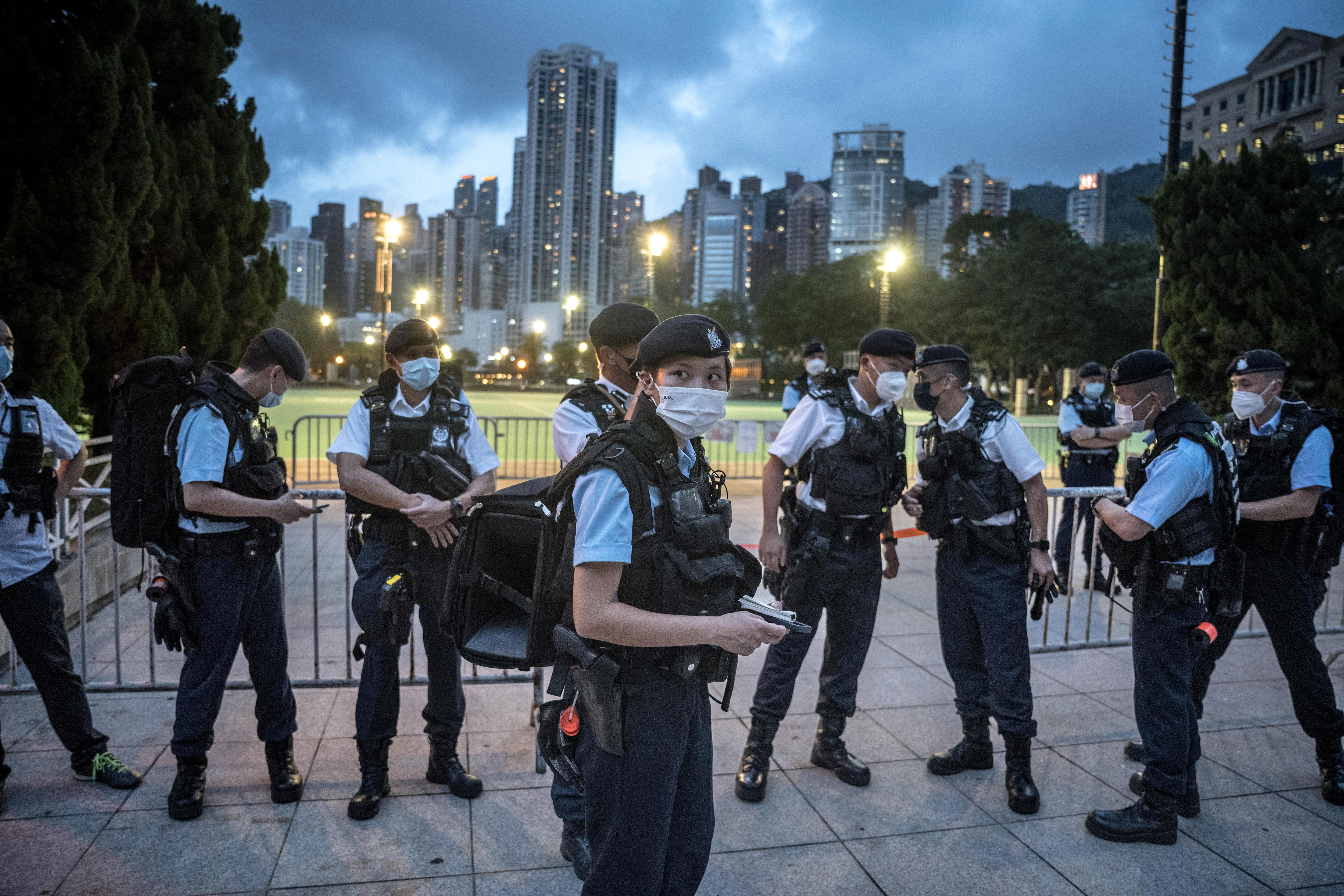 Agentes de policía montando guardia frente al parque Victoria cerrado, en previsión del aniversario de las protestas de 1989 en la plaza de Tiananmen, en Hong Kong, el 4 de junio de 2022. (Foto Prensa Libre: Sergey Ponomarev/The New York Times)