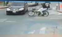 Cámaras de seguridad graban accidente de tránsito en una calle de Amatitlán
