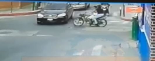 Video: Motorista choca contra automóvil que cruzaba una calle y testigos aseguran que no respetó el rojo del semáforo