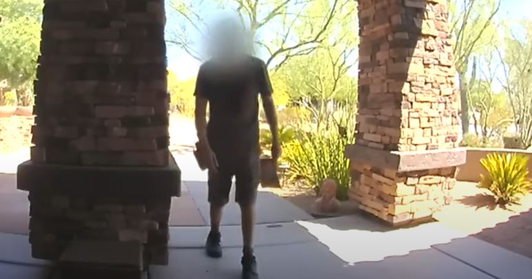 Video: Cámara muestra a una persona de mensajería colapsar por el intenso calor en una residencia de Arizona