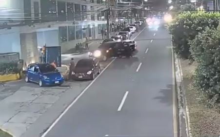 Momento de la ejecución de los hombres en Honduras. (captura: Twitter)