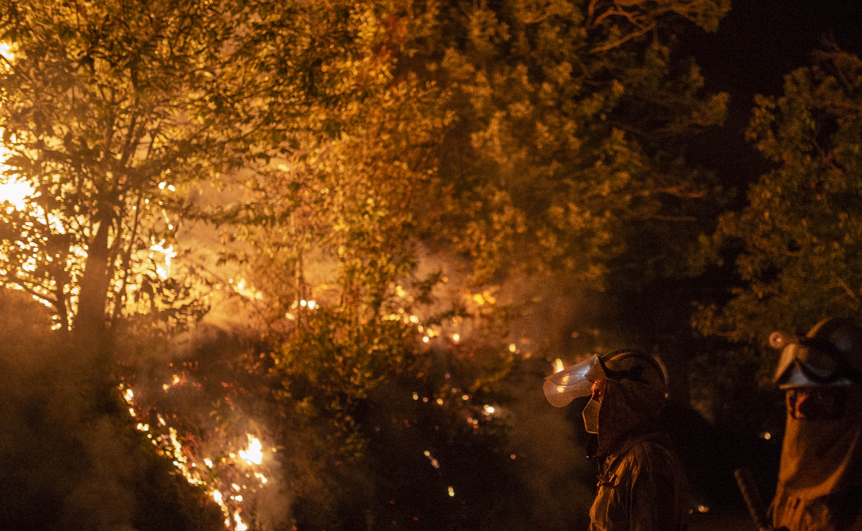 La extinción de los incendios forestales declarados en Galicia, en esta ola de calor de julio 2022, sigue dificultada por las condiciones climatológicas adversas. (Foto Prensa Libre: EFE)
